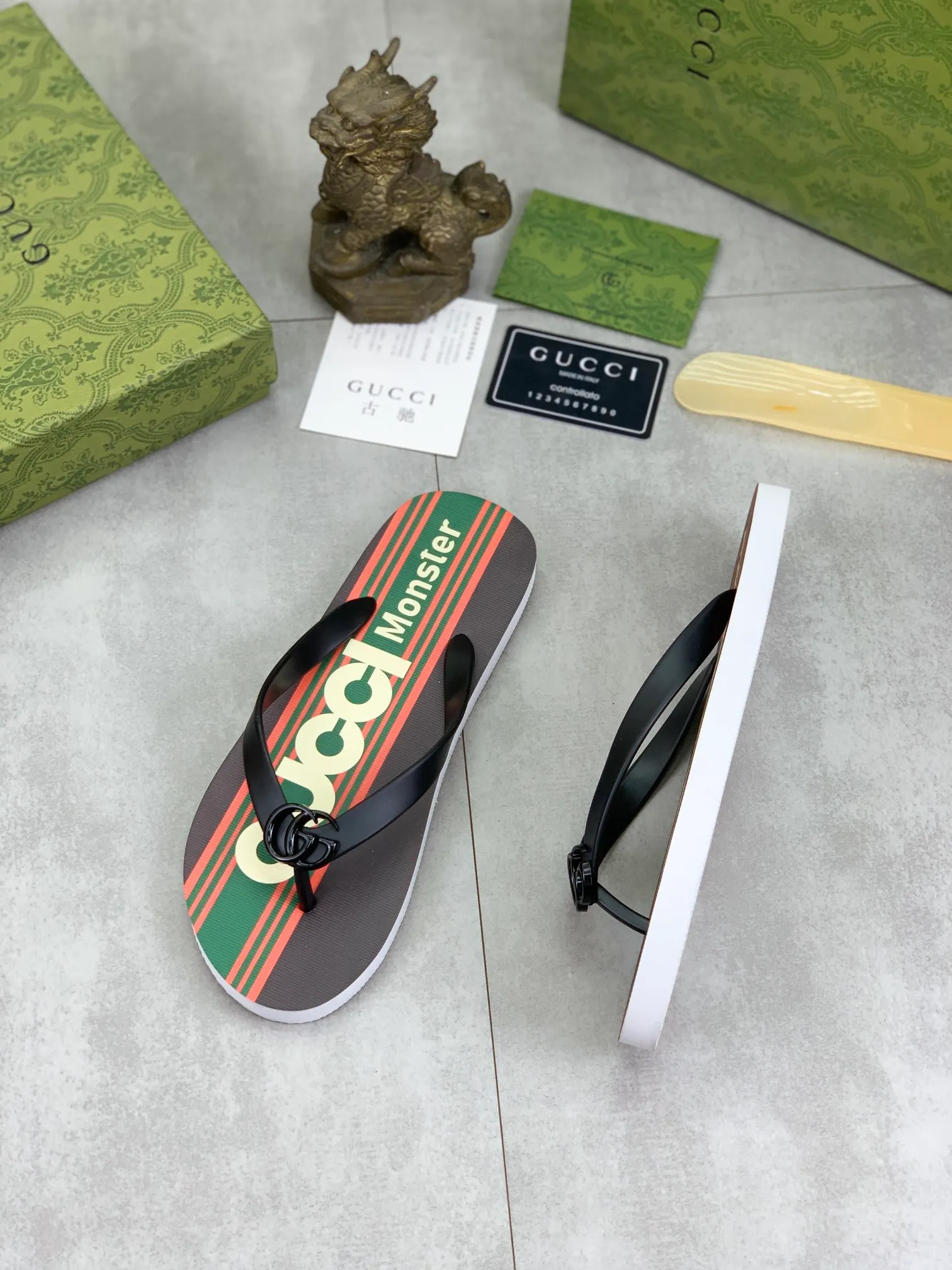 Men's men's shoes 💰P220💰【New style】🆘【GUCCI】Official website's popular Gucci adult couple 🧑‍🤝‍🧑 style, children's flip-flops are on sale at the counter simultaneously! Original fabric imported from Italy. Original bottom provided by the original factory. Size: Adult 36-45. Children’s size: 30-37. Multiple colors available.
